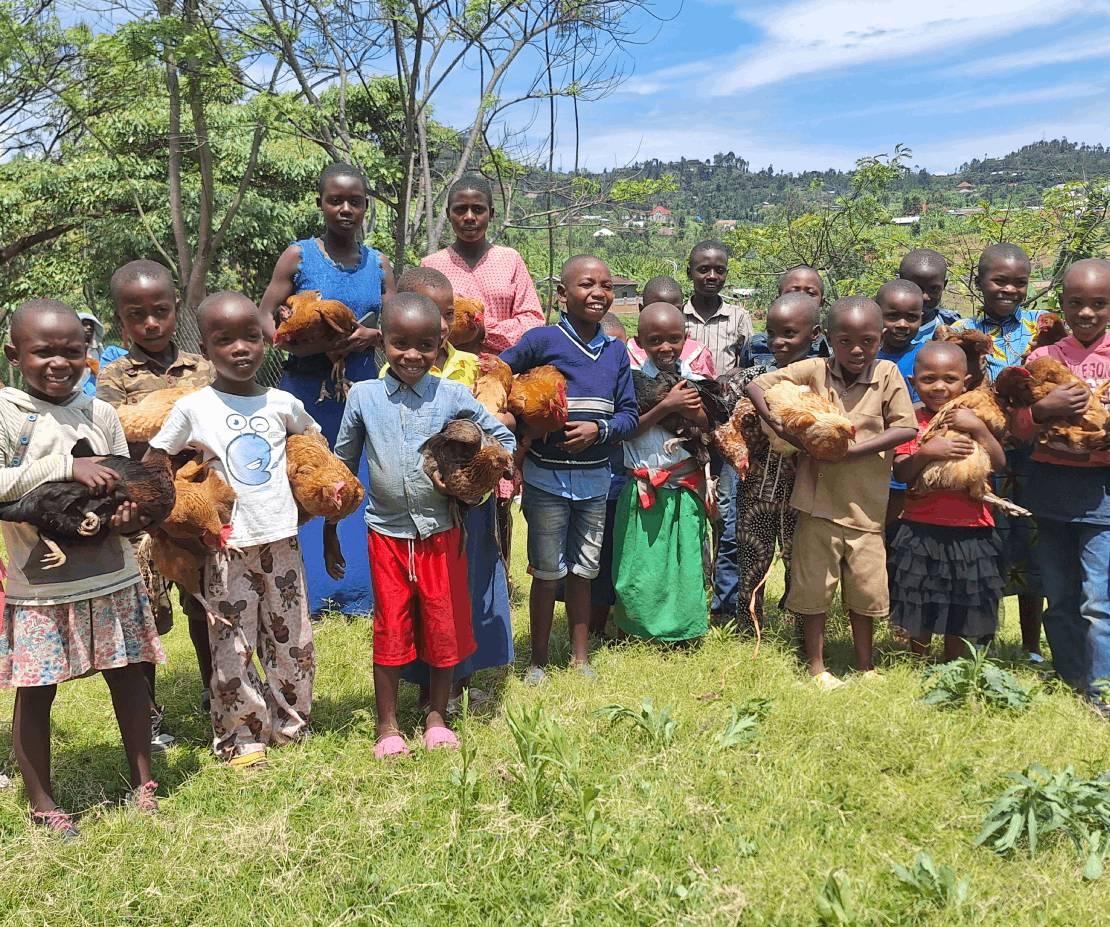 닭 선물 받고 행복해하는 아이들