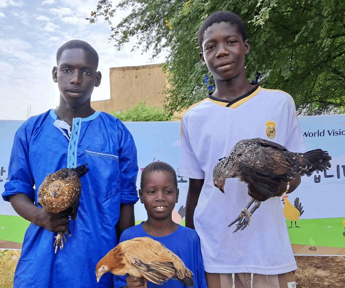 닭 선물 받고 행복해하는 아이들