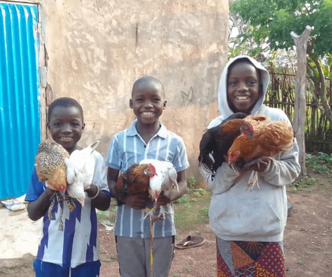 닭 선물 받고 행복해하는 아이들