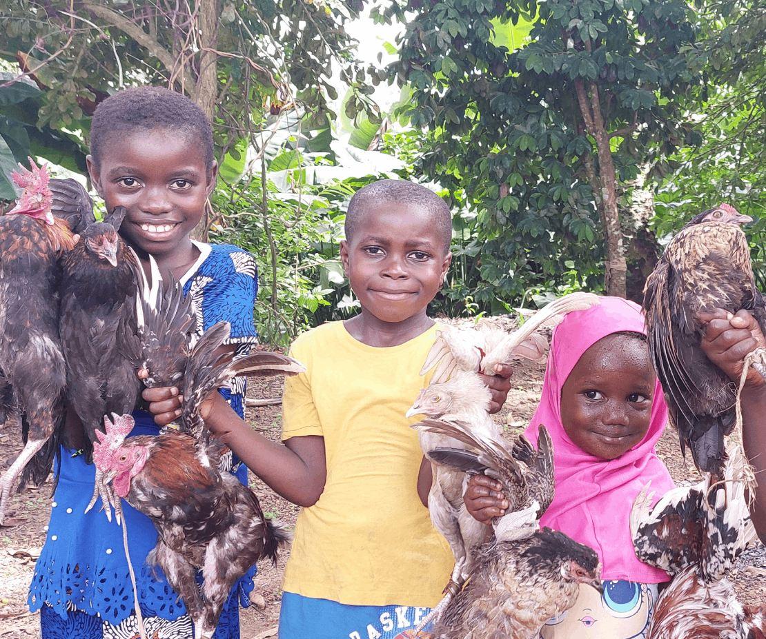 닭 선물 받고 행복해하는 아이들
