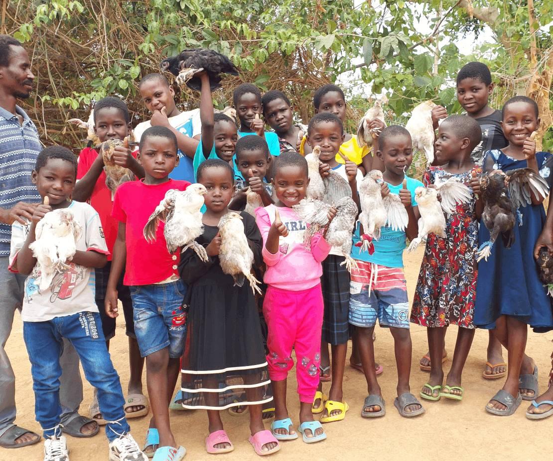 닭 선물 받고 행복해하는 아이들