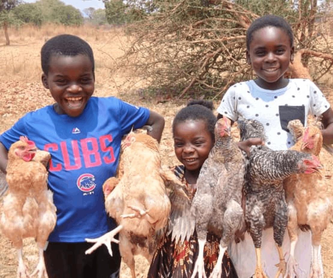 닭 선물 받고 행복해하는 아이들