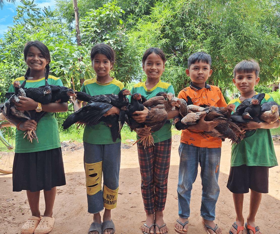 닭 선물 받고 행복해하는 아이들