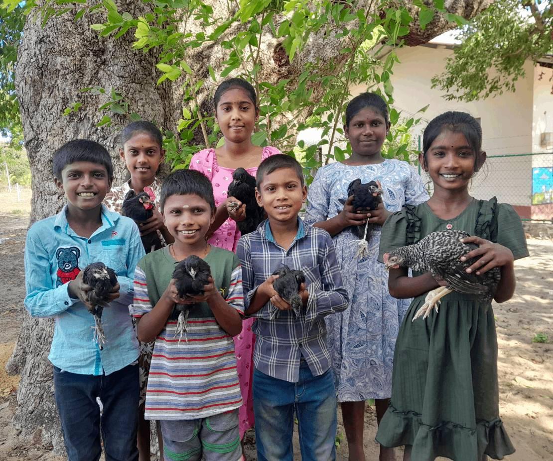 닭 선물 받고 행복해하는 아이들