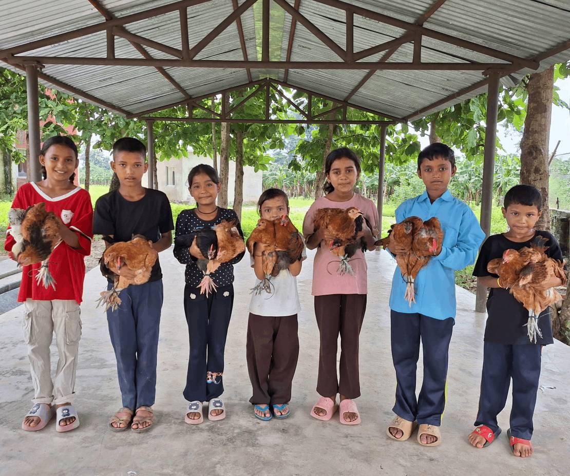 닭 선물 받고 행복해하는 아이들