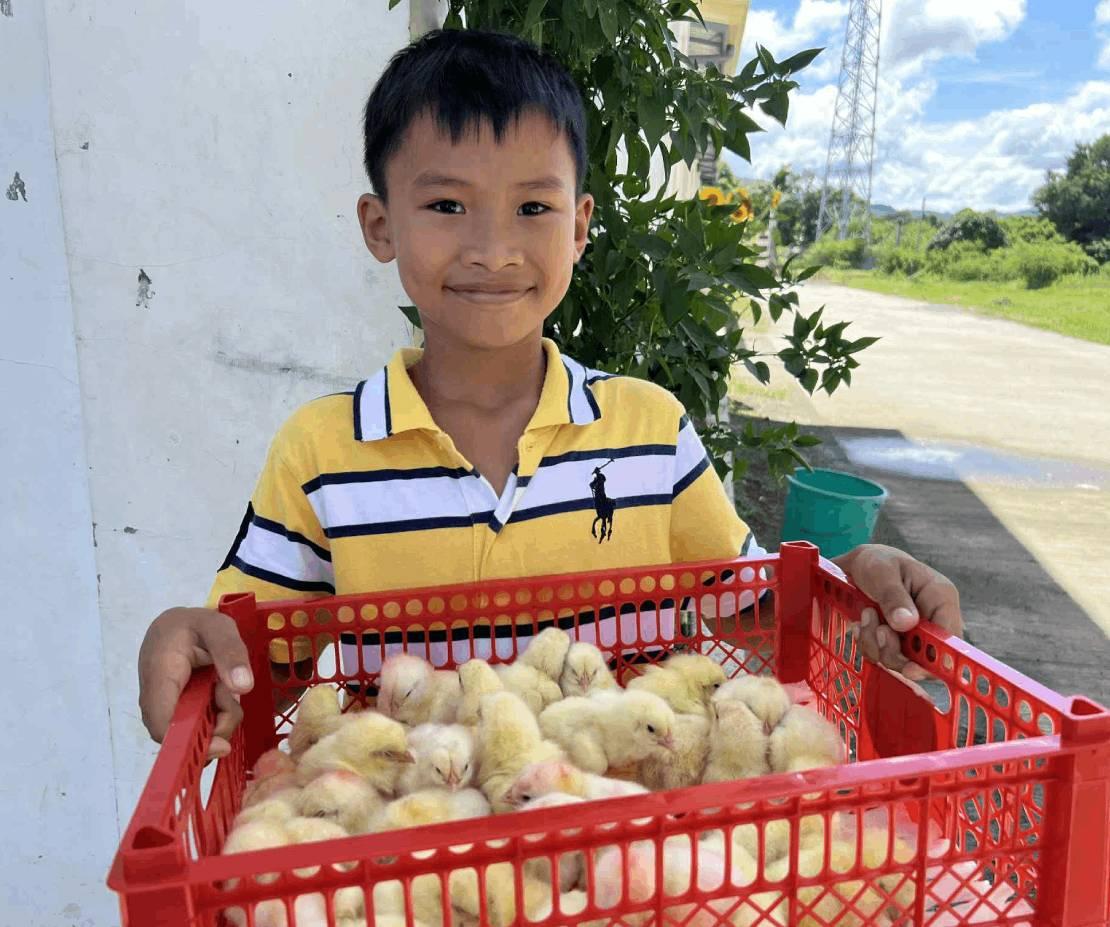 닭 선물 받고 행복해하는 아이들