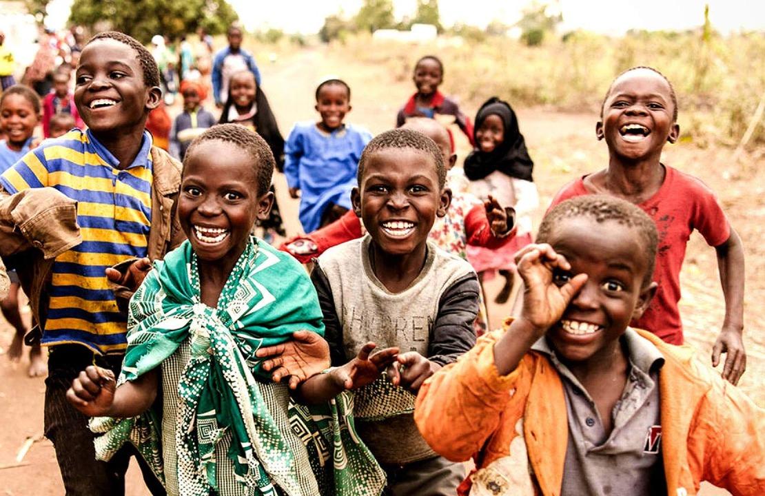 아이들이 활짝 웃고 있는 사진