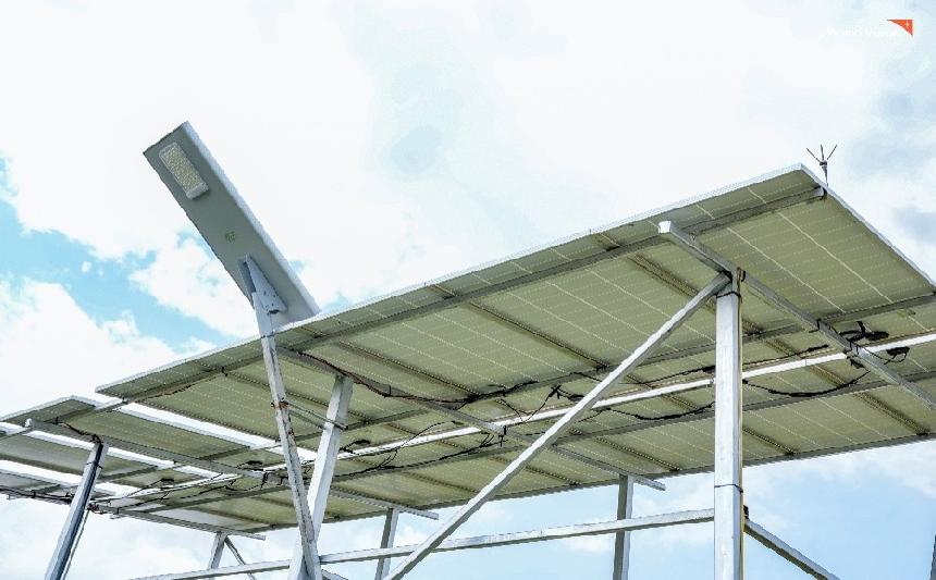 식수 시설 운영을 위해 설치된 태양광 패널이 야외에 배열되어 있다.