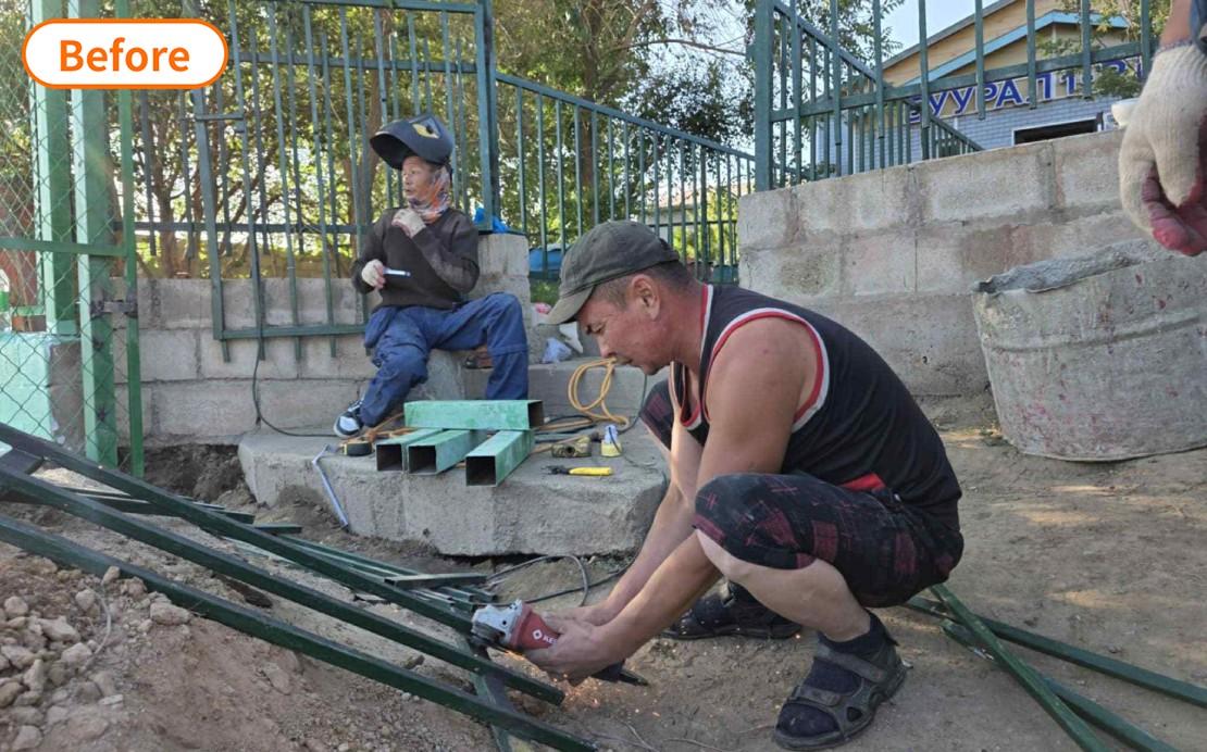 농구코트 조성을 위해 공사하는 모습