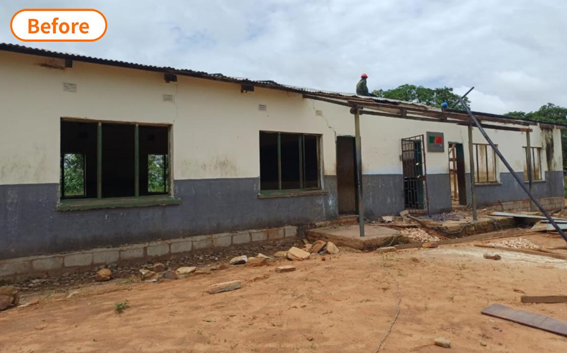 지붕만 있는 가건물에서 공부하던 아이들