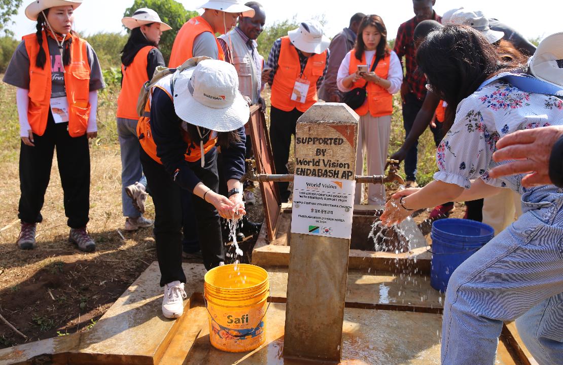월드비전 후원자들이 식수 시설에 방문했을 당시의 사진입니다.