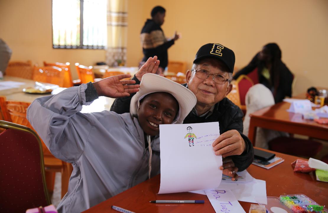 나태주 시인과 후원아동이 함께 웃으며 찍은 사진입니다.