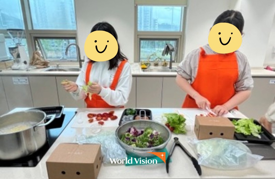 아이들이 채소를 손질하는 모습
