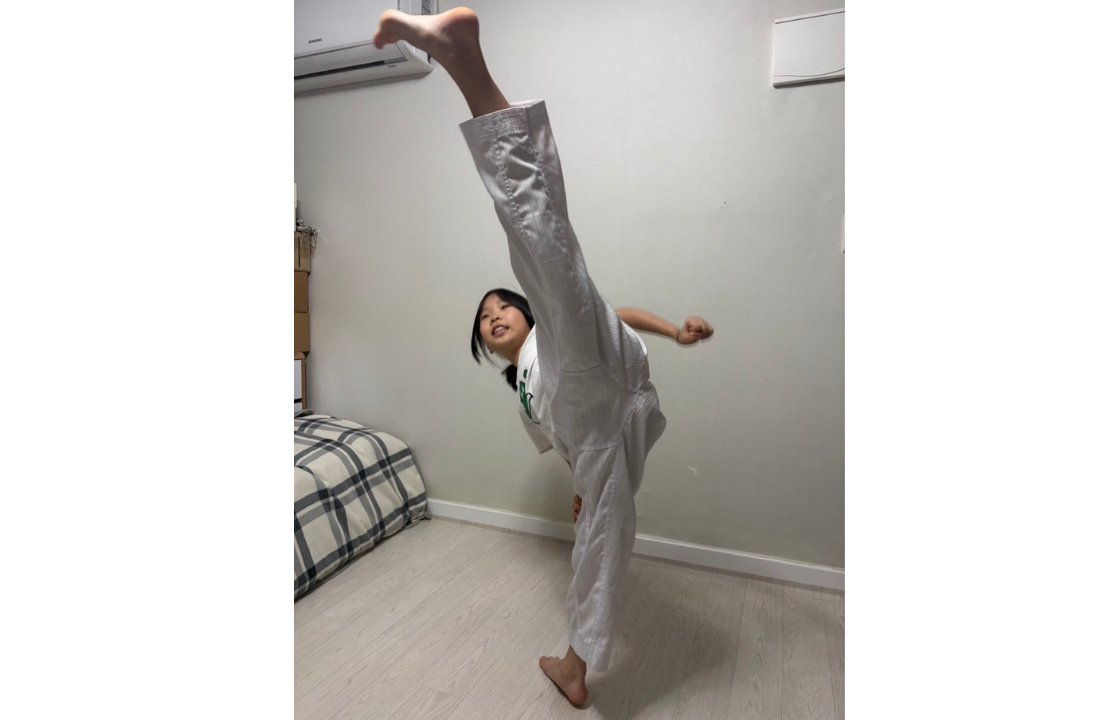 태권도를 연습하는 아윤이