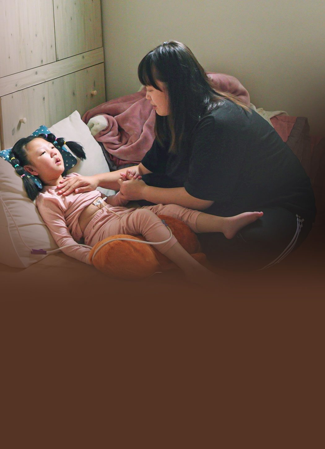 누워있는 해나와 해나를 보살피는 엄마